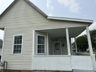 Foreclosed Home - 1512 W 10TH ST, 47302