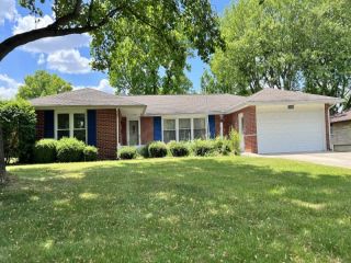 Foreclosed Home - 1303 N FOREST AVE, 47304