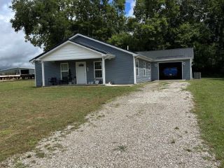 Foreclosed Home - 402 N STATE ST, 47561