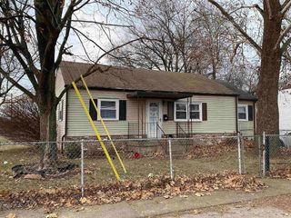 Foreclosed Home - 2402 N FARES AVE, 47711