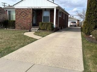 Foreclosed Home - 7233 HELEN, 48015