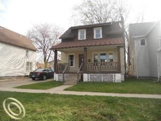 Foreclosed Home - 2114 10TH ST, 48060