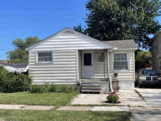 Foreclosed Home - 27072 PINEWOOD ST, 48066