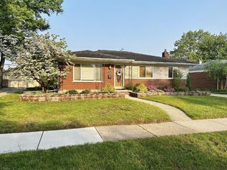 Foreclosed Home - 28253 GILBERT DR, 48093