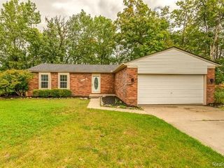 Foreclosed Home - 910 MEADOWLARK DR, 48327