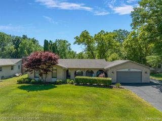 Foreclosed Home - 3835 TAGGETT LAKE DR, 48357