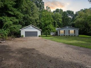 Foreclosed Home - 1720 W COMMERCE RD, 48380