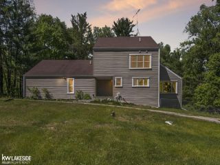 Foreclosed Home - 2500 GRANGE HALL RD, 48462