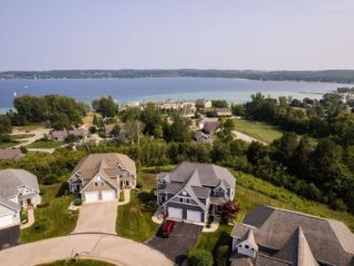 Foreclosed Home - 887 N BAY CLIFF DR, 49682