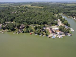 Foreclosed Home - 8360 LAKESHORE DR, 50070