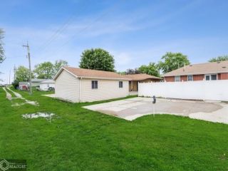 Foreclosed Home - 1410 W ROOSEVELT ST, 50138
