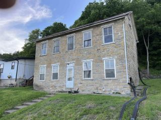 Foreclosed Home - 1106 S BLUFF ST, 52052