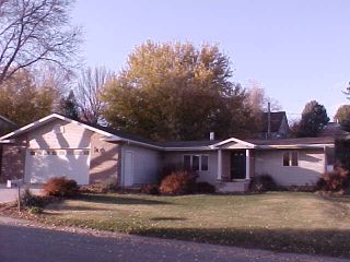 Foreclosed Home - 408 HILLCREST DR, 52101