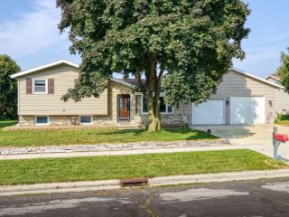 Foreclosed Home - 2301 CINDY LN, 53061