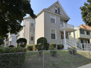 Foreclosed Home - 3203 W CLYBOURN ST, 53208