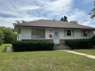 Foreclosed Home - 7733 W GREEN TREE RD, 53223