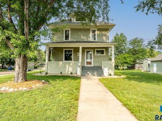 Foreclosed Home - 207 N WICKER ST, 57013