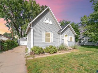 Foreclosed Home - 1408 E 6TH ST, 57103