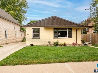 Foreclosed Home - 905 N SPRING AVE, 57104