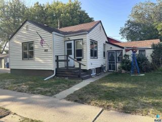 Foreclosed Home - 1020 W 16TH ST, 57104