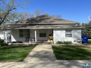 Foreclosed Home - 1909 S NORTON AVE, 57105