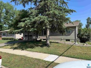 Foreclosed Home - 1708 W 37TH ST, 57105