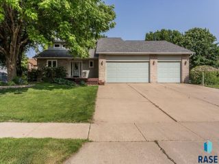Foreclosed Home - 1601 S LARKSPUR TRL, 57106
