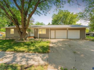 Foreclosed Home - 6104 W ESSEX DR, 57106