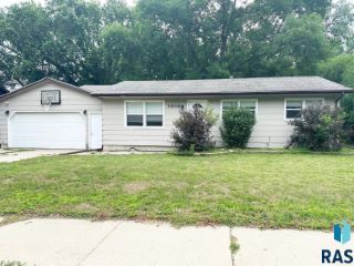 Foreclosed Home - 3908 S HOLBROOK AVE, 57106
