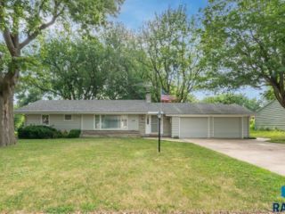 Foreclosed Home - 1508 S SUBURBAN DR, 57110
