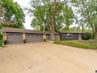 Foreclosed Home - 8804 E 38TH ST, 57110
