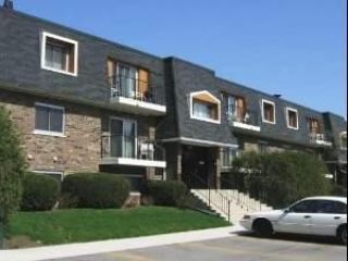Foreclosed Home - 3221 W PARKWAY DR APT 31D, 60062