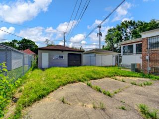Foreclosed Home - 8239 S KINGSTON AVE, 60617