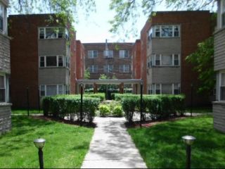 Foreclosed Home - 2401 W BALMORAL AVE APT 1C, 60625