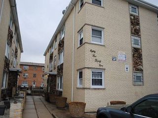 Foreclosed Home - 8529 W CATALPA AVE UNIT 1S, 60656