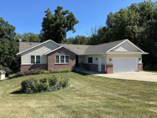 Foreclosed Home - 17-11 WHITEWATER DR, 61046
