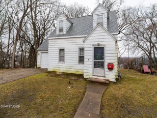 Foreclosed Home - 205 Milwaukee Ave, 61074
