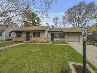 Foreclosed Home - 2015 VAN WIE AVE, 61103
