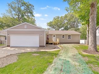 Foreclosed Home - 1101 PIN OAK DR, 61853