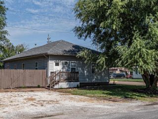 Foreclosed Home - 1 S MARKET ST, 62048