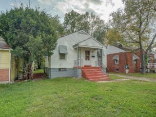 Foreclosed Home - 5630 HALLOWS AVE, 62204