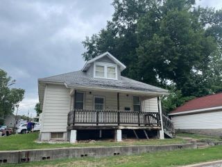 Foreclosed Home - 611 W C ST, 62220
