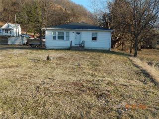 Foreclosed Home - 200 HENRY ST, 62277