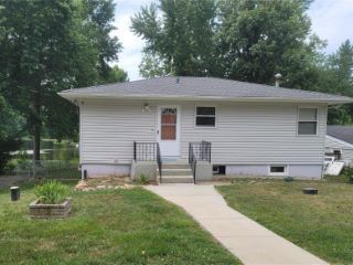 Foreclosed Home - 2350 N LAKESHORE DR, 63069