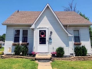Foreclosed Home - 811 W 8TH ST, 63090