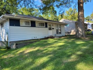 Foreclosed Home - 7817 DARTMOOR DR, 63121