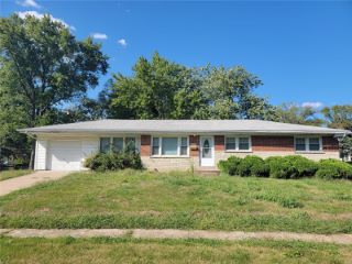 Foreclosed Home - 8127 BLUEBERRY LN, 63134