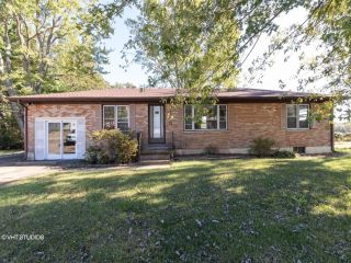 Foreclosed Home - 1020 Lake Dr, 63650