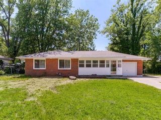 Foreclosed Home - 105 RIDGEWAY DR, 64024