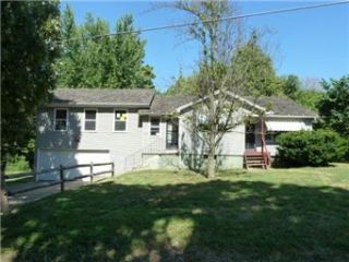 Foreclosed Home - 823 N ALLEN RD, 64050